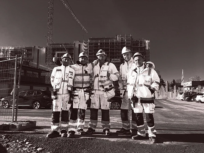 Arbeidere i verneutstyr på arbeidsplass